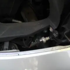 Czujnik ciśnienia klimatyzacji Audi, kluczowy element do sprawdzenia, gdy klimatyzacja szwankuje.
