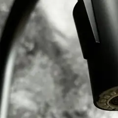 Czarne, nowoczesne zakończenie wylewki w baterii kuchennej, gotowe do wymiany. Logo SINK QUALITY.