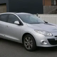 Srebrny hatchback Renault Megane 3, z widocznymi detalami nadwozia, idealny do miasta. Sprawdź megane 3 wymiary.