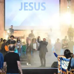 Band spielt bei der New Life Church vor einer Leinwand mit dem Wort "JESUS".
