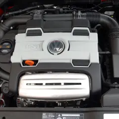 Silnik TSI z Golfa 5. Widoczny jest charakterystyczny symbol VW i napisy TSI.