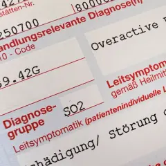 Medizinische Unterlagen zeigen ICD-10-Code N39.42G für überaktive Blase. Dies ist keine Schulphobie, aber eine relevante Diagnose.
