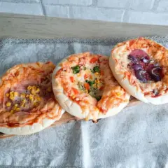 Jak zrobić mini pizze? Sprawdzony przepis na puszyste pizzerinki!