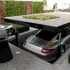 Nowoczesny garaż podziemny w domu, ukryty pod zielonym dachem. Srebrne Porsche czeka na wyjazd.