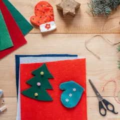 Materiały do tworzenia kartki świąteczne diy dzieci: filc, sznurek, igła, nożyczki, ozdoby.