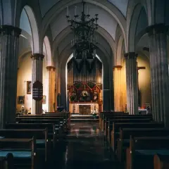 Czy kościół płaci podatek od darowizny? Poznaj ważne informacje