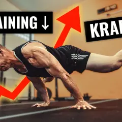 Mann in Liegestütz-Position, roter Pfeil zeigt nach oben. Text: "TRAINING ↓ KRAFT ↑". Hilft, Muskelabbau nach OP zu verhindern.