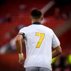Piłkarz z numerem 7 na plecach, przypominający o tym, w jakich klubach grał Ronaldo.