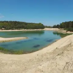 Piękne, turkusowe jezioro otoczone piaskiem i lasem. To polskie lazurowe wybrzeże, idealne na letni relaks.