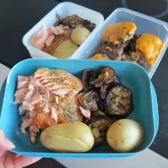 Läckra matlådor med lax, potatis och grönsaker. Perfekt vardagsmat för barnfamiljen som vill ha en hälsosam och enkel måltid.