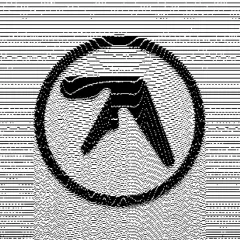 Logo stilizzato di Aphex Twin in bianco e nero, con un effetto glitch che ricorda le onde sonore. Un'icona che evoca la musica elettronica e l'arte visiva, perfetta per un fan di Aphex Twin Italia.