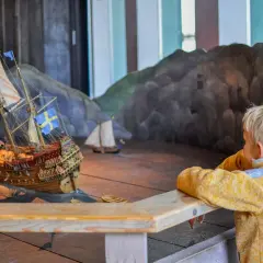 Barn fascineras av en modell av regalskeppet Vasa på Vasamuseet.
