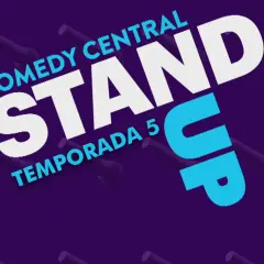 Logo Comedy Central Stand Up, sezon 5. Tło fioletowe z powtarzającymi się sylwetkami mikrofonów.