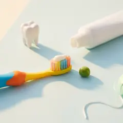 Spazzolino, dentifricio e filo interdentale per un efficace trattamento fluoro denti.