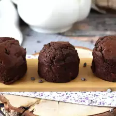 Tre saftiga muffins choklad, perfekta för en fika.