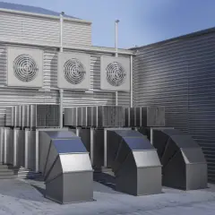 Unidades exteriores de un sistema VRV, con conductos metálicos y ventiladores en una pared acanalada.