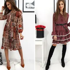 Dwie kobiety w sukienkach w stylu retro. Jedna w sukience w geometryczne wzory, druga w grochy. Jakie to lata?