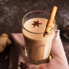 Aromatyczny napój, idealny na chłodne dni. Poznaj przepis na masala chai z imbirem, cynamonem i anyżem.