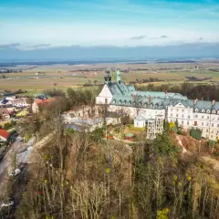 Widok z lotu ptaka na Górę Świętej Anny z bazyliką i klasztorem. W dole widać zabudowania i pola.