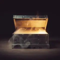Une vieille malle en bois s'ouvre, libérant une fumée mystérieuse. Que contient la boîte de Pandore ?