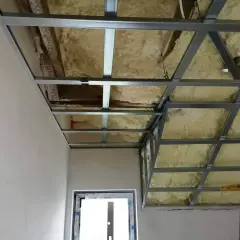 Konstrukcja pod zabudowę sufitu gk z pianką izolacyjną. Metalowy stelaż czeka na płyty gipsowo-kartonowe.
