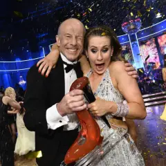 Vinnare i Let's Dance firar med konfetti och en glittrig sko.