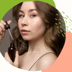 Młoda kobieta aplikuje serum z kwasem mlekowym na twarz. Delikatna pielęgnacja dla promiennej cery.