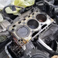 Volkswagen Motor mit defekter Zylinderkopfdichtung, wahrscheinlich DTC P0301. Öl und Schmutz sind sichtbar.