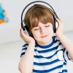 Jak muzyka wpływa na rozwój dziecka? Odkryj jej niezwykłe korzyści