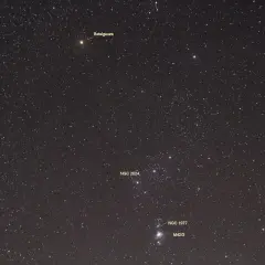 Stjärnhimlen med Betelgeuse, Rosette-nebulosan, NGC 2024, NGC 1977 och M42/3. Ingen hästnebulosa syns.