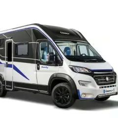 Un moderno camper elettrico Chausson con design bianco e blu, pronto per avventure ecologiche.