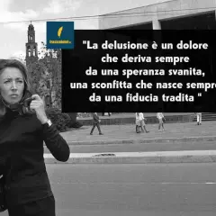 Donna con sguardo pensieroso, forse dopo una delusione si diventa freddi. La frase cita: "La delusione è un dolore che deriva sempre da una speranza svanita, una sconfitta che nasce sempre da una fiducia tradita".