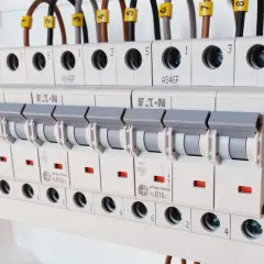 Instalacja elektryczna w domu: rząd bezpieczników Eaton i xPole Home. Wybór odpowiednich bezpieczników jest kluczowy dla bezpieczeństwa.