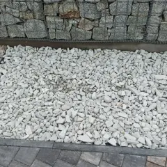 Jasnoszary grys idealny na podjazd. Obok kamienie w kolorze różowym i ciemnoszarym.