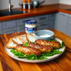 Pyszna biała kiełbasa z airfryer, podana z chlebem i majonezem. Idealna na szybki obiad.