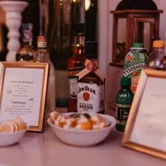 Alkohol na wesele: Oszczędź i zorganizuj bez stresu! Porady ekspertki