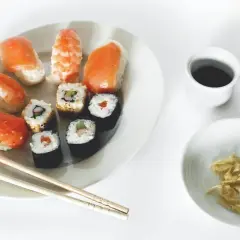 Sushiplatte mit Lachs- und Garnelen-Nigiri sowie Maki-Rollen. Dazu Sojasauce und eingelegter Ingwer. Ein Genuss, sushireis ohne reisessig!