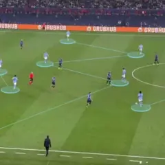 Fußballspiel mit 3-3-2-2 Formation. Spieler in hellblauen Trikots sind durch Linien verbunden, die ihre Positionen und Laufwege auf dem Spielfeld verdeutlichen.
