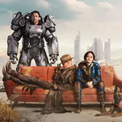 Postapokaliptyczna sceneria, gdzie bohaterowie w zbroi Power Armor, w strojach z Fallout i wierny pies czekają na **fallout 5 kiedy**.