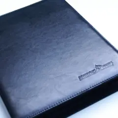 Eleganckie, czarne etui na pozwolenie na broń z wytłoczonym logo. Idealne do przechowywania dokumentów.