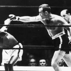 Boxaren Ingemar "Ingo" Johansson, "tigern", levererar en kraftfull högerkrok i en intensiv match.