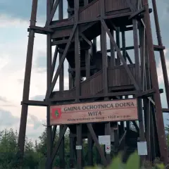 Drewniana wieża widokowa na Gorcu, wznosząca się na 1228 m n.p.m. Wita turystów w gminie Ochotnica Dolna.