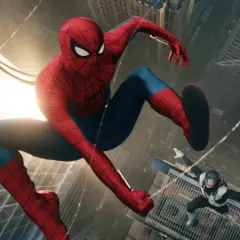 Spiderman w swoim ikonicznym stroju skacze między wieżowcami. Na dole inny przeciwnik w czarno-białym stroju.