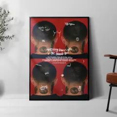 Plakat z albumem Mac Millera "Watching Movies with the Sound Off". Cztery zdjęcia tyłu głowy z tatuażami, napisy "Objects in the mirror", "YOUFORIA", "S.O.S.". Euforia w muzyce.