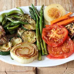 Plato de verduras a la plancha: pimientos verdes, calabacín, espárragos, cebolla, zanahoria, tomate y berenjena.
