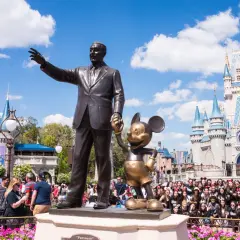 Gdzie jest Disneyland? Odkryj 6 magicznych lokalizacji na świecie!