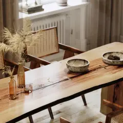 Un tavolo in legno grezzo, perfetto per chi vuole imparare come costruire un tavolo in legno rustico. Decorato con vasi e ciotole.