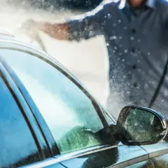 Jak woskować auto na myjni bezdotykowej, aby uniknąć zarysowań?