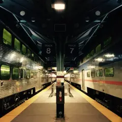 Dwa pociągi S-Bahn stojące na peronach 7 i 8.