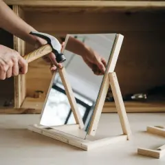 Jak zrobić stojak na lustro DIY? Oszczędź i stwórz idealny!